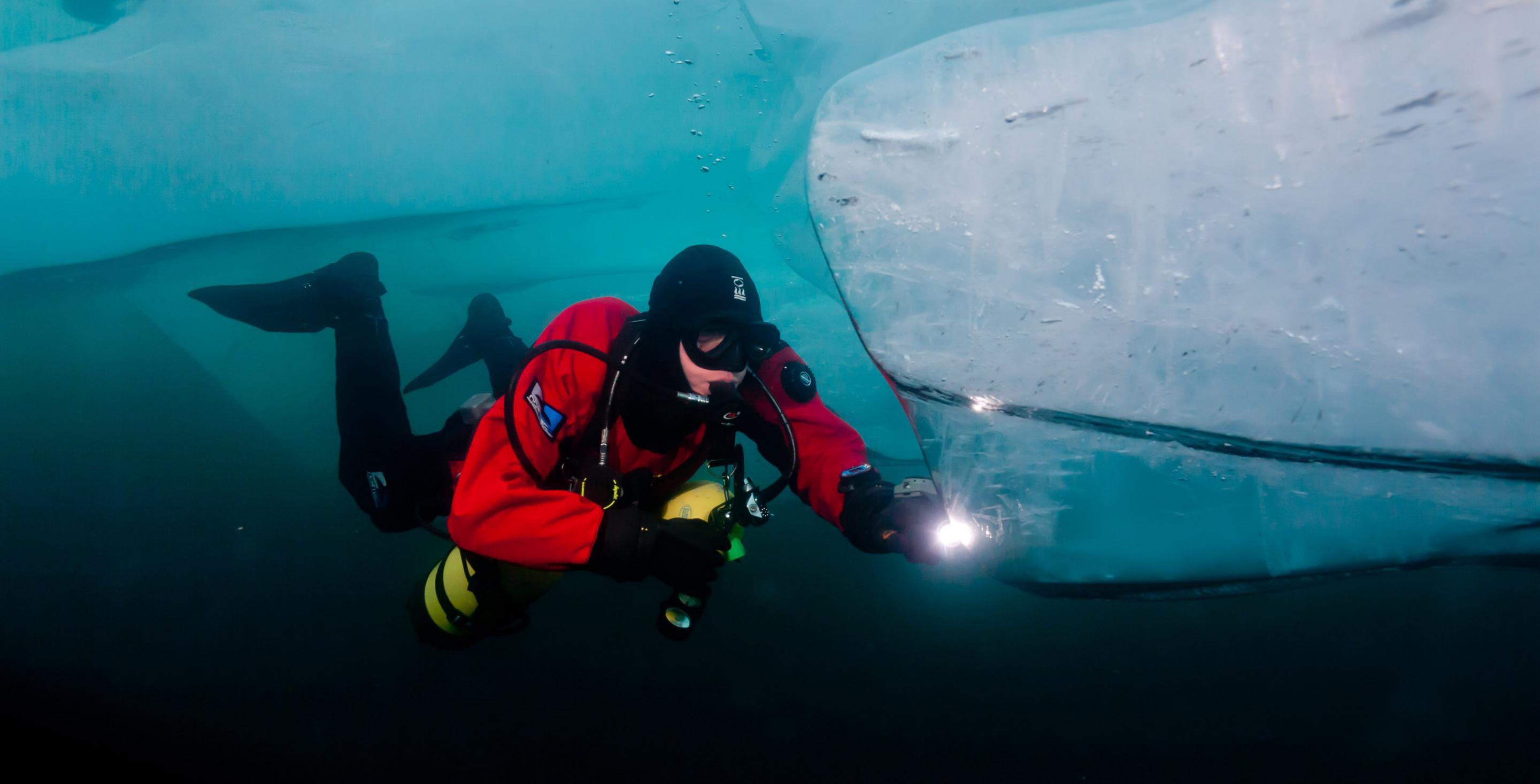 Les énormes plaques de glace forment des dédales sous la surface où il n'est pas conseillé de se promener. Le lac bouge constamment !! Lac Baïkal - Sibérie - Russie