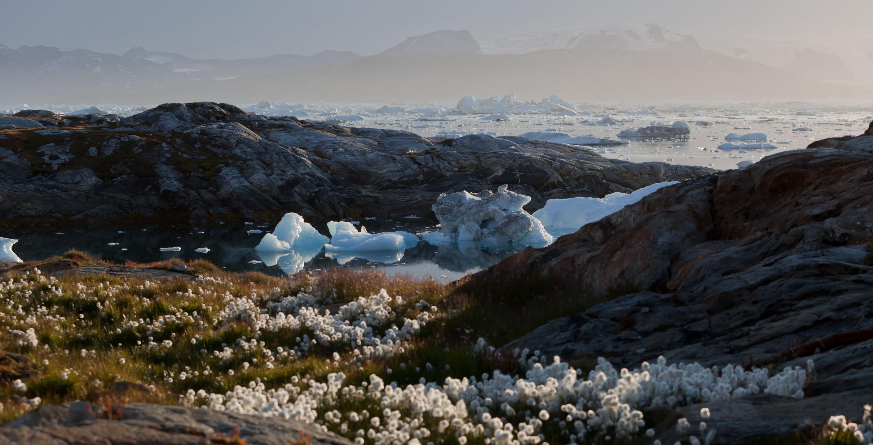 La calotte glaciaire est visible depuis le fjord Sermilik sur la côte est du Groenland