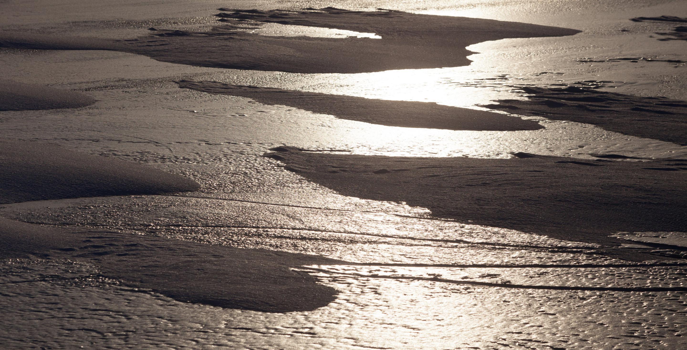 Détails de neige sur la glace du lac de Mývatn – Islande