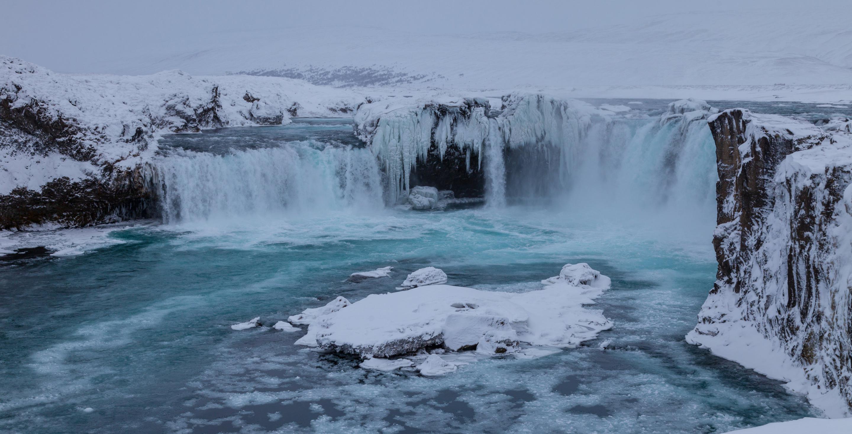 Godafoss, la &#34;cascade des dieux&#34;, en mémoire de la transition de la religion païenne viking au christianisme - Région de Mývatn – Islande