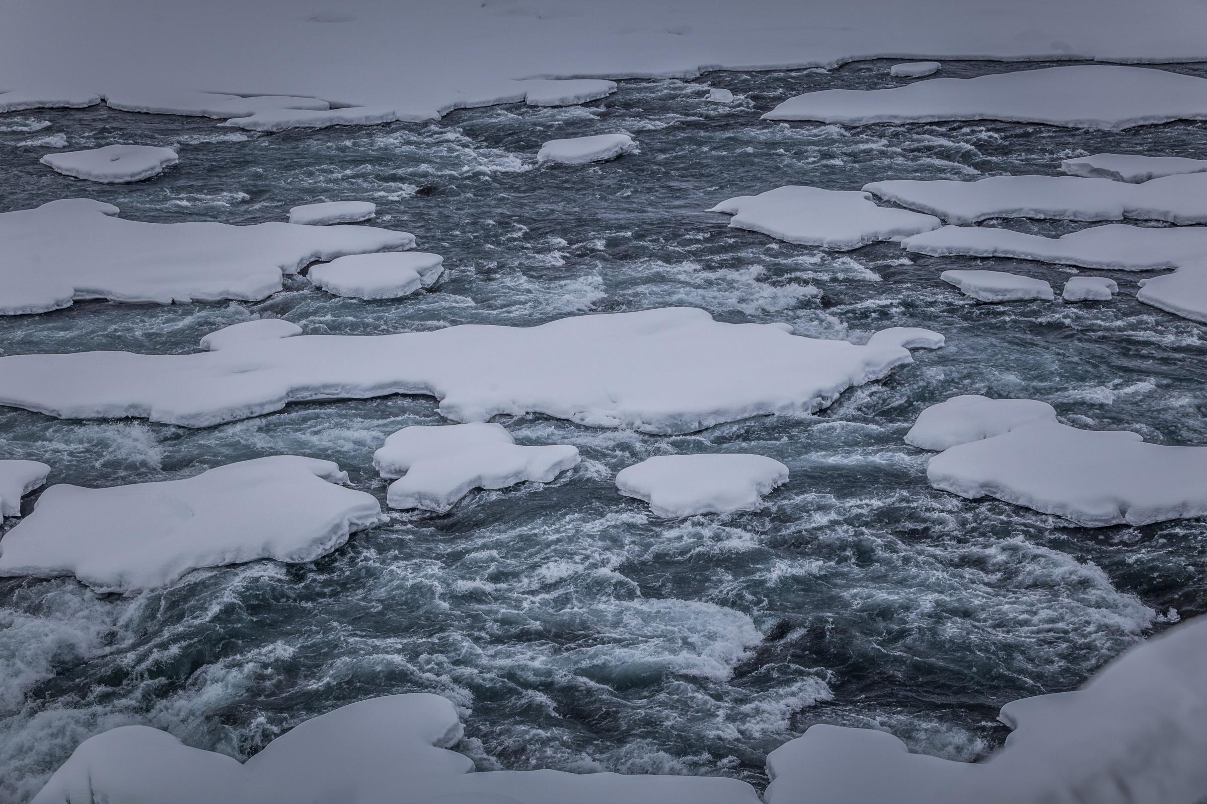 Glace sur la Jökulsá - cascade de Detifoss - dans la région de Myvatn - Islande