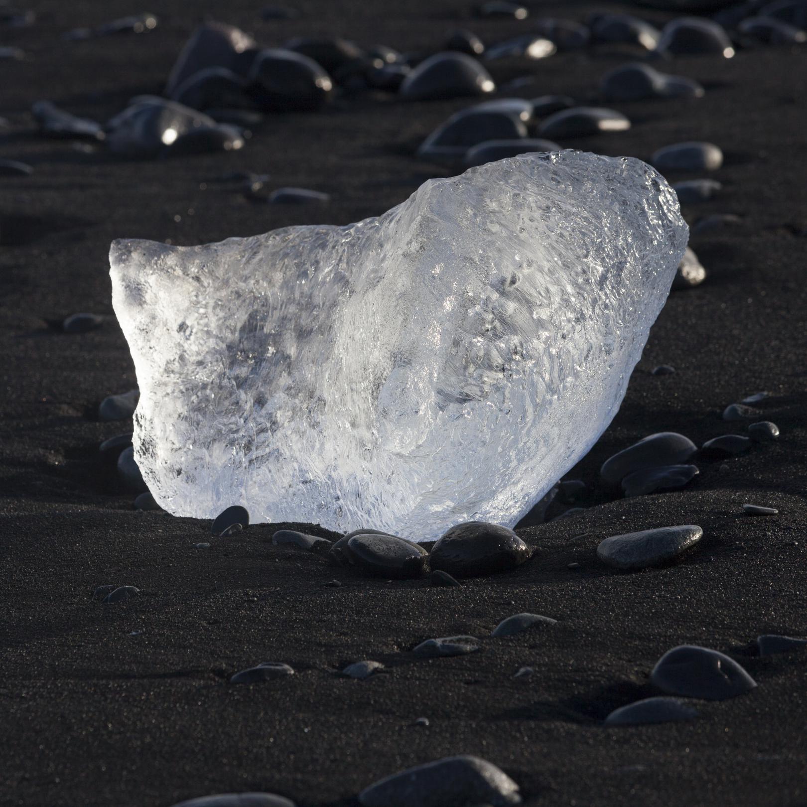 Glaçon sur la plage de Jökulsárlón - Islande