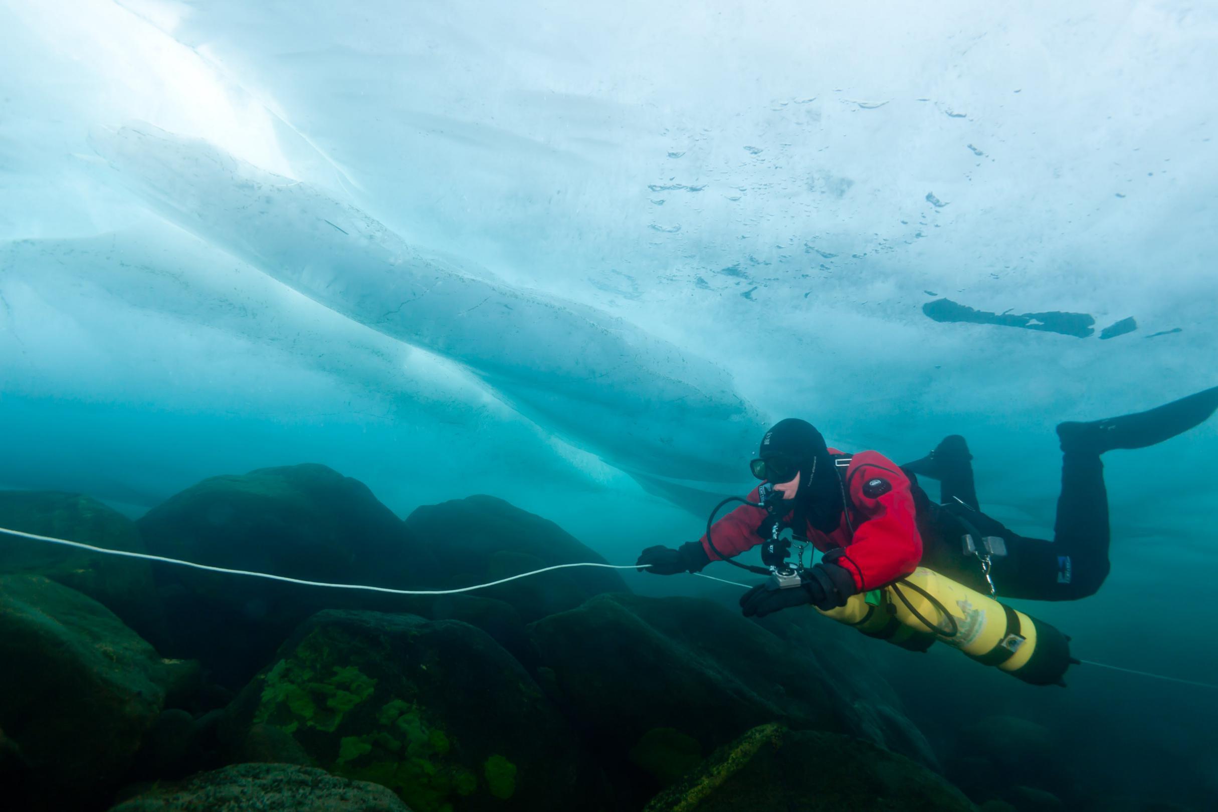 Plongeur sous les glaces du lac Baïkal - Sibérie