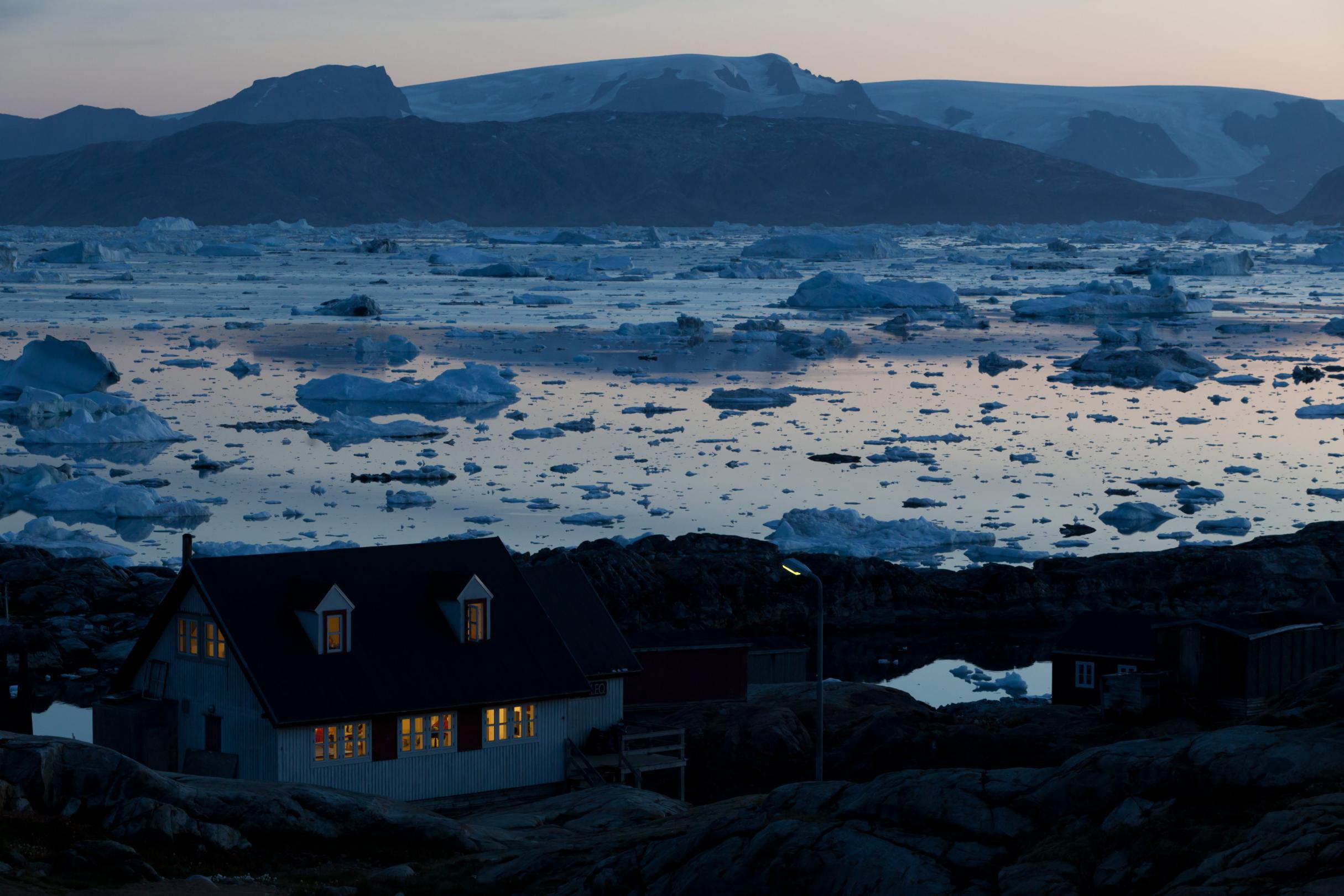 Crépuscule à Tinitikilac - iceberg du fjord Sermilik sur la côte est du Groenland