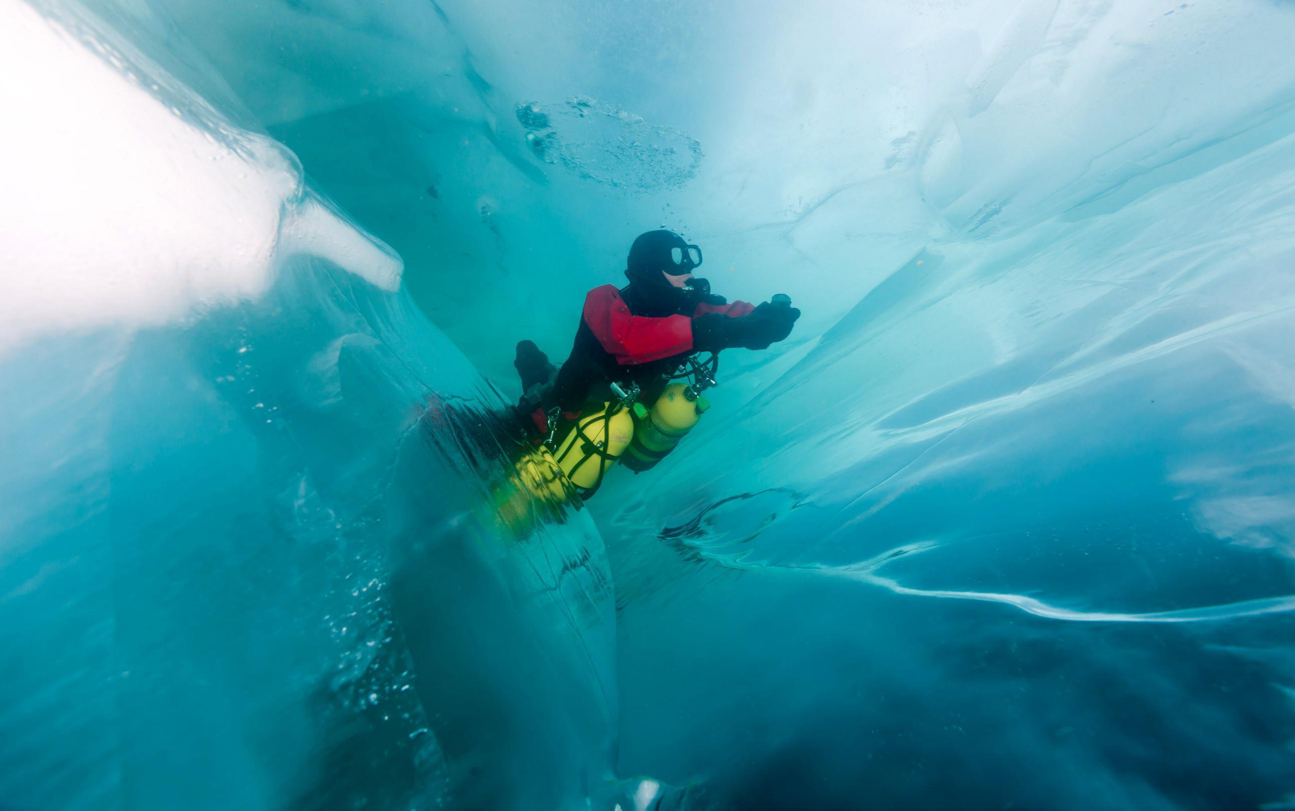 Plongeur dans les glaces du lac Baïkal - Sibérie