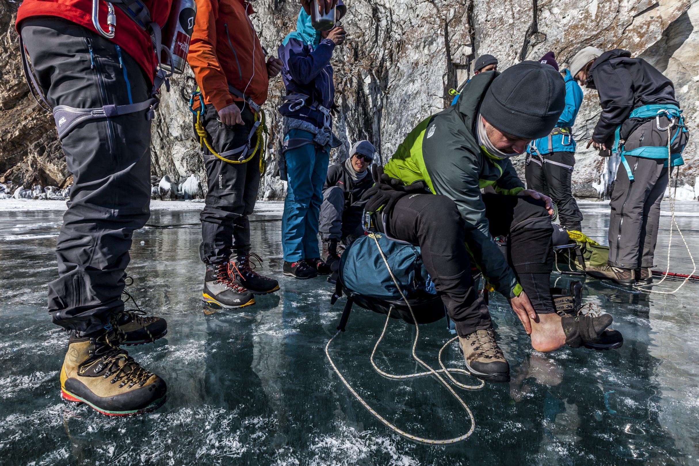 Marcheurs sur les glaces du lac Baïkal - Sibérie