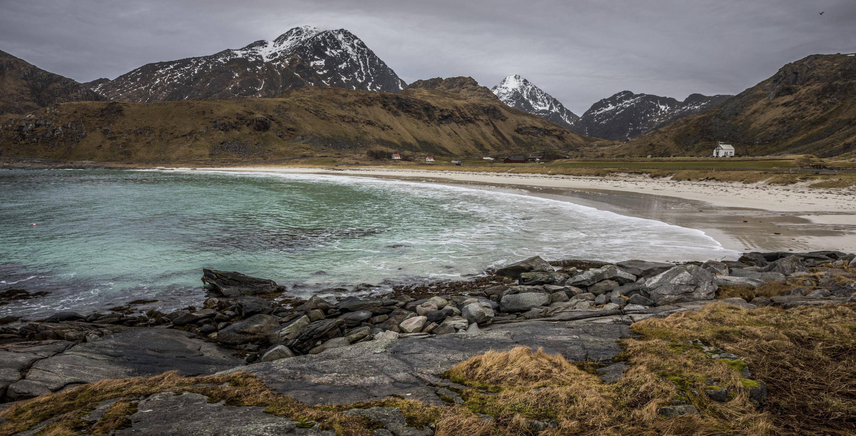 Sur la route de Unstad, les plages de sables blancs contrastent avec la mer turquoise et les montagnes - Iles Lofoten – Norvège