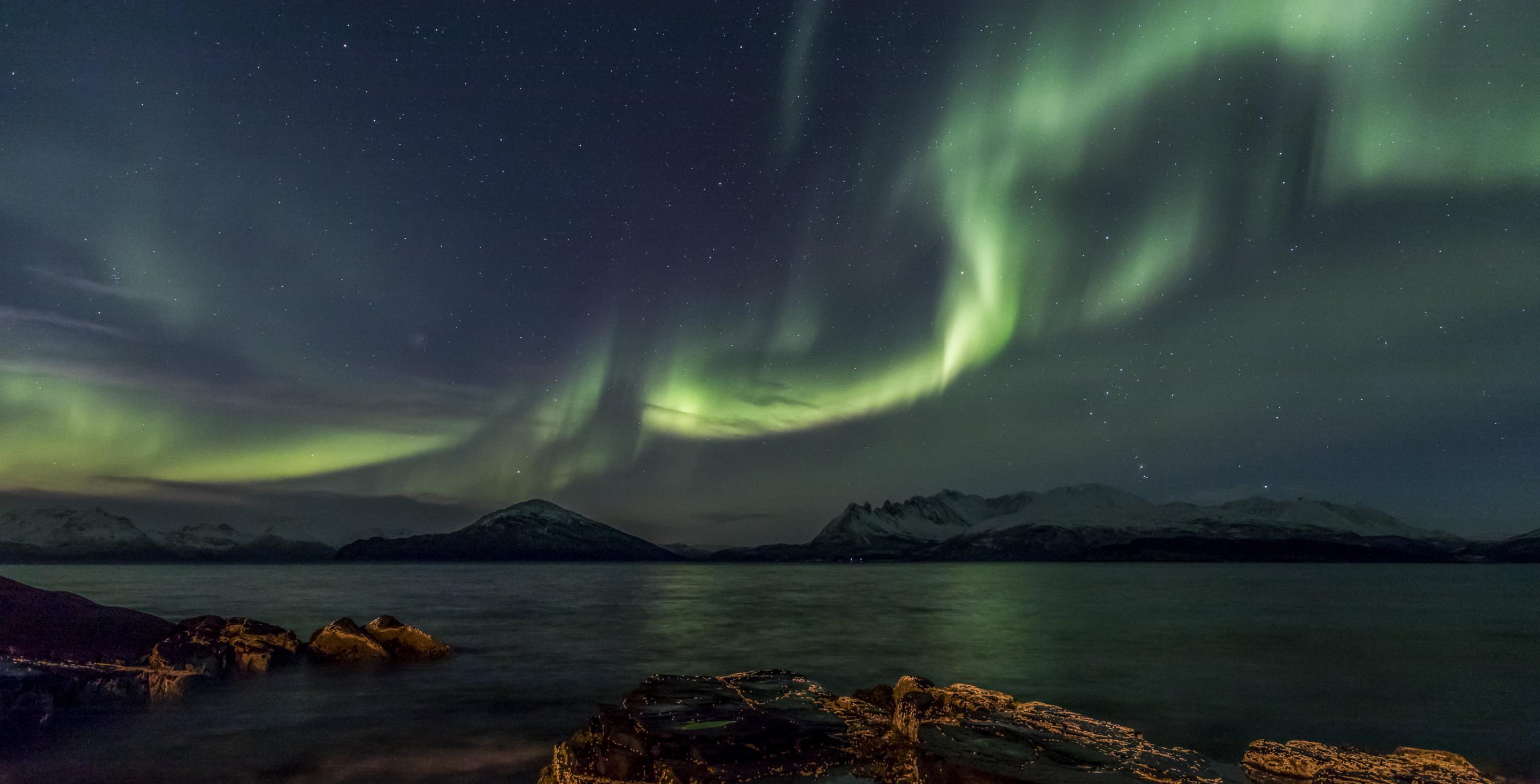 Aurore boréale se reflétant dans le fjord de Lyngen - Skjervøy – Norvège