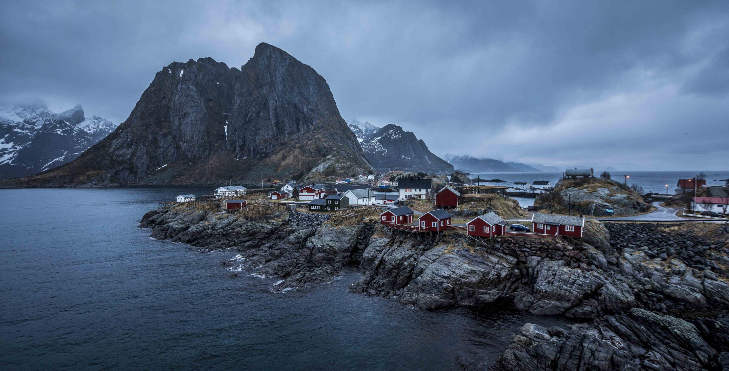 Le village de Hamnøy est particulièrement photogénique, et il faut parfois se lever tôt pour avoir la &#34;bonne place&#34; sur le pont qui domine le village... Iles Lofoten – Norvège