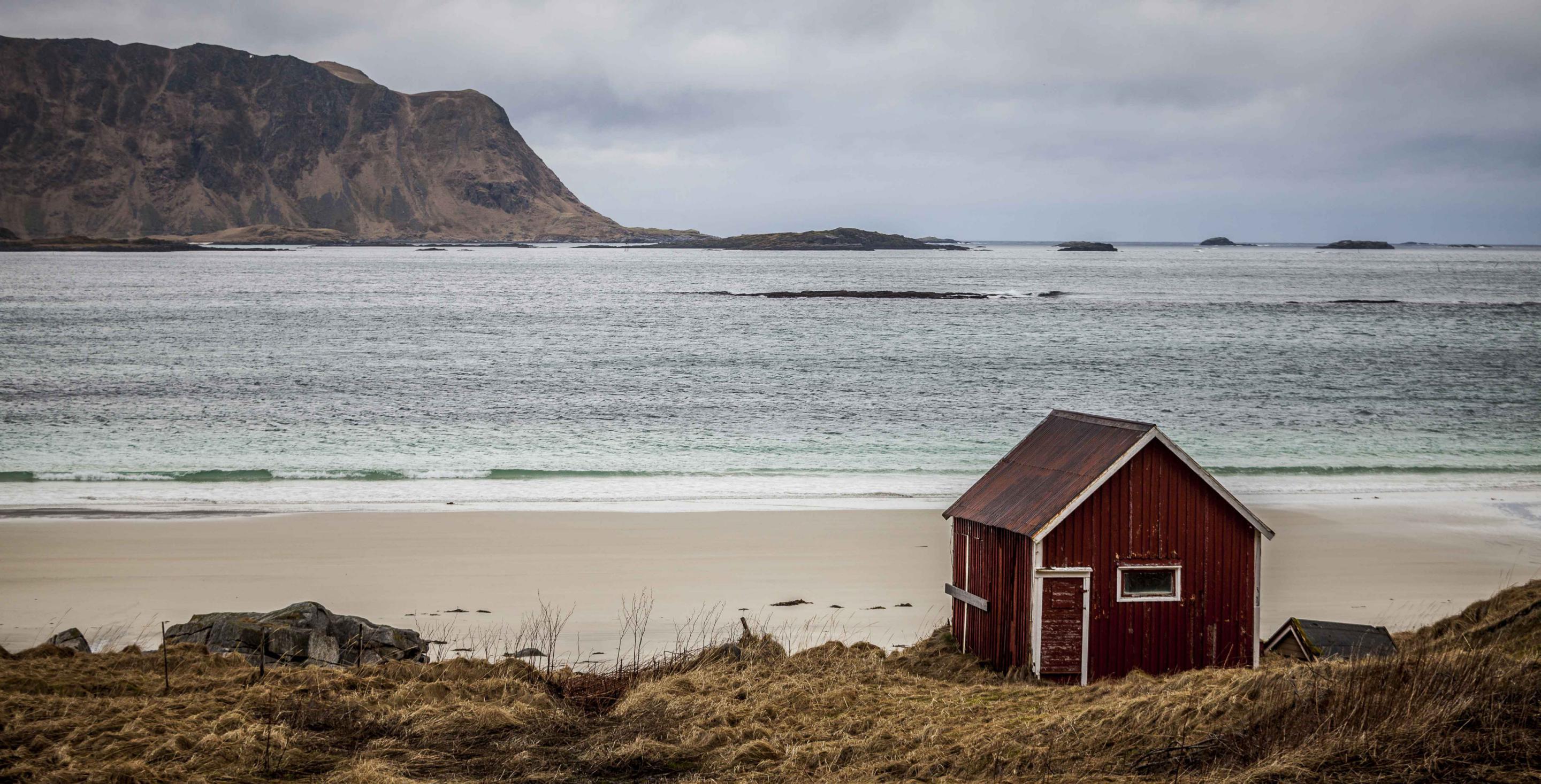 Les plages de sables blancs contrastent avec la mer turquoise et les montagnes - Iles Lofoten – Norvège