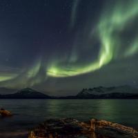 Aurore boréale se reflétant dans le fjord de Lyngen - Skjervøy – Norvège
