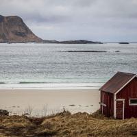 Les plages de sables blancs contrastent avec la mer turquoise et les montagnes - Iles Lofoten – Norvège