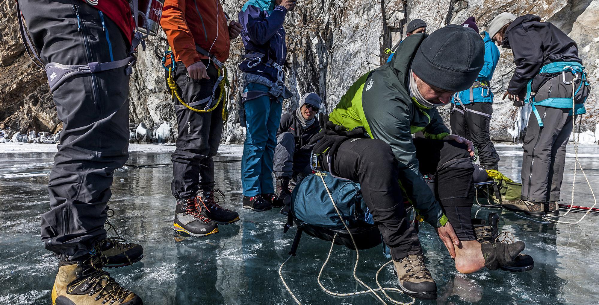 De plus en plus de touristes du monde entier viennent ici découvrir un autre univers. Cette fois c’est le patin à glace en autonomie sur une semaine autour de l'Ile d'Olkhon. Lac Baïkal - Sibérie - Russie