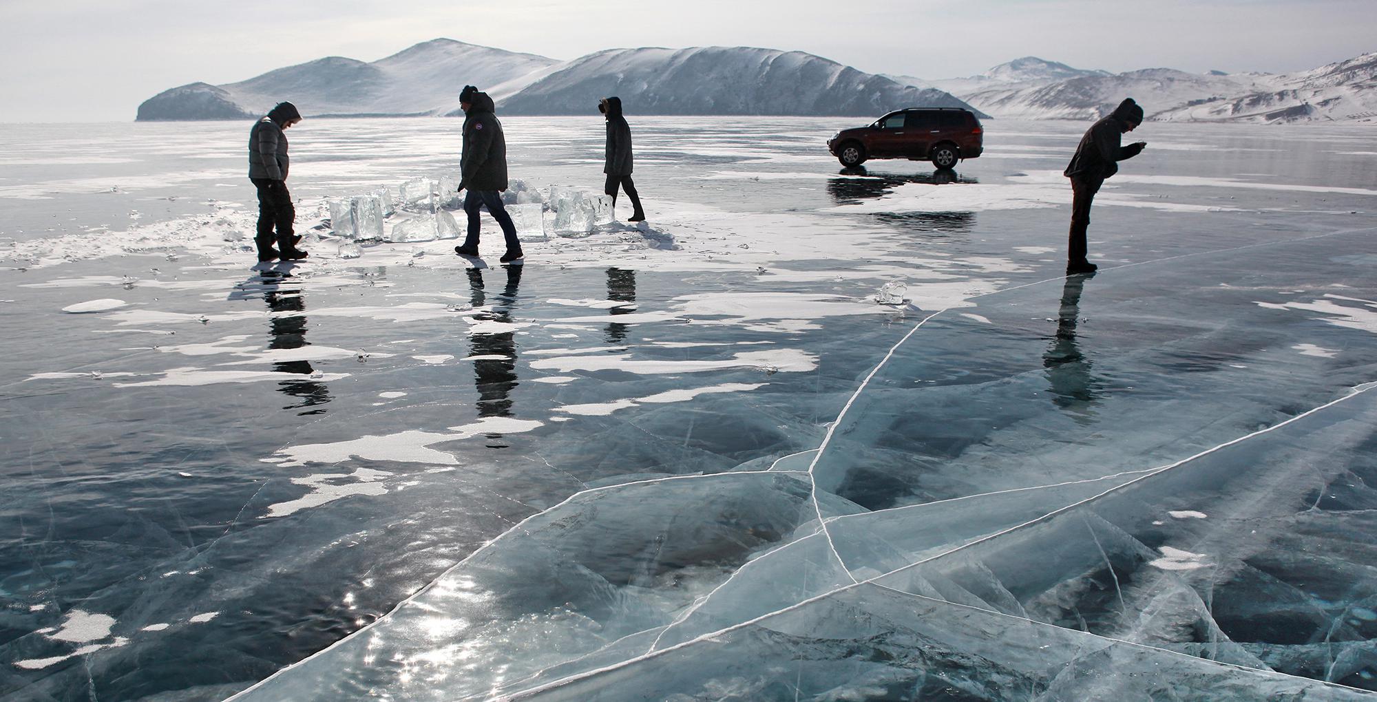 La glace peut atteindre plus de 1,50 m d'épaisseur permettant aux véhicules de rejoindre les villages isolés. Lac Baïkal - Sibérie - Russie