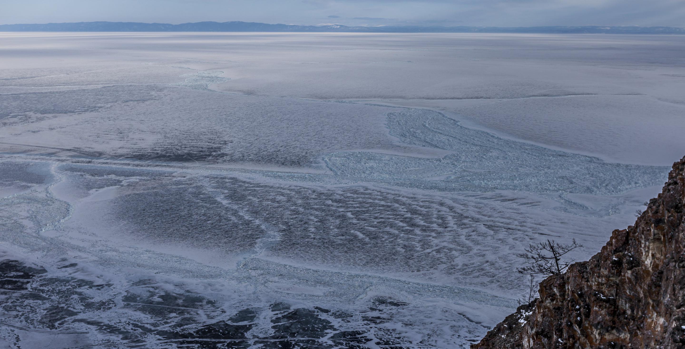Paysage grandiose sur la &#34;grande mer&#34; depuis le sommet de  l'île d'Olkhon. La largeur varie de 24 à 79 km. Lac Baïkal - Sibérie - Russie