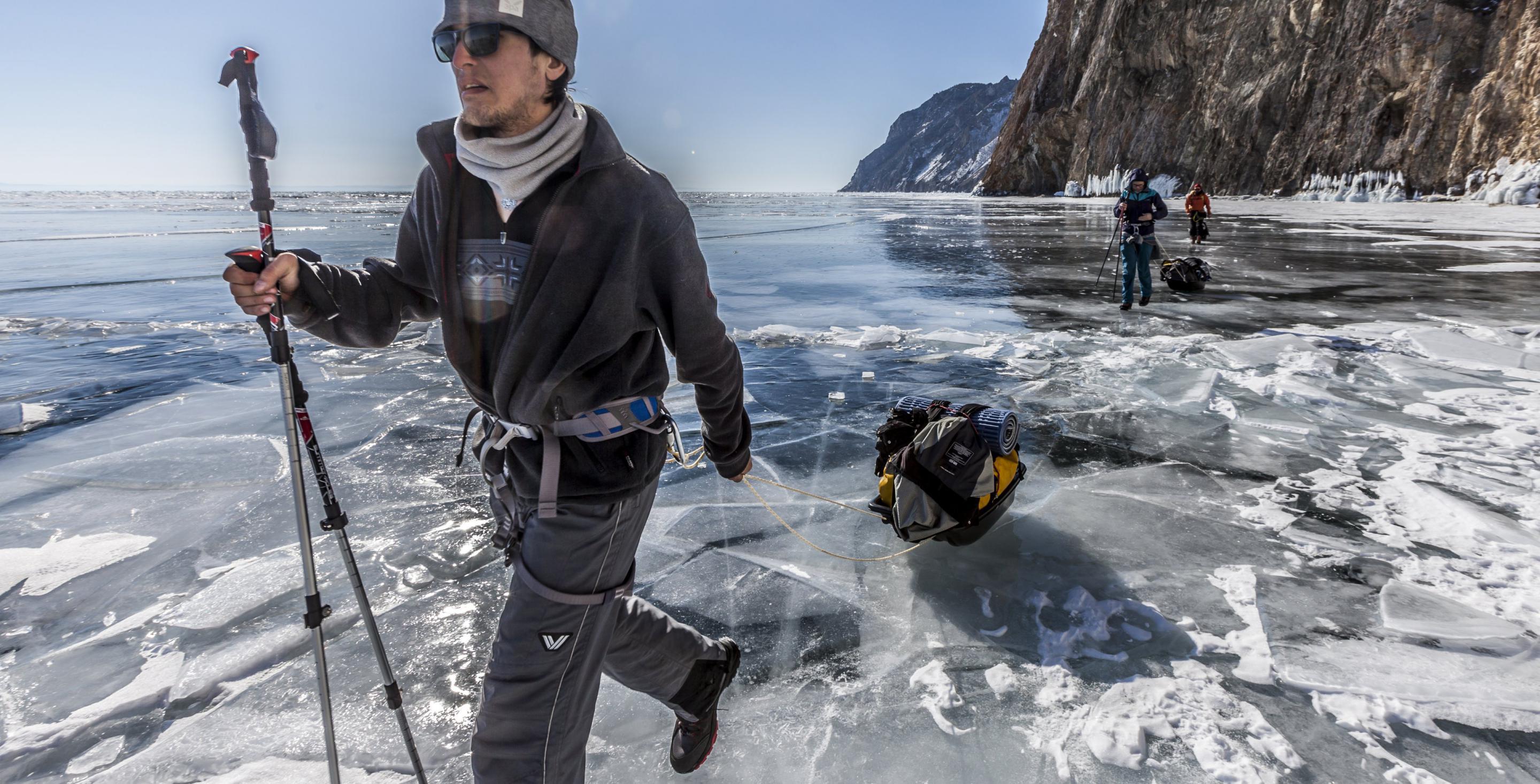 De plus en plus de touristes du monde entier viennent ici découvrir un autre univers. Cette fois c’est le patin à glace en autonomie sur une semaine autour de l'Ile d'Olkhon. Lac Baïkal - Sibérie - Russie