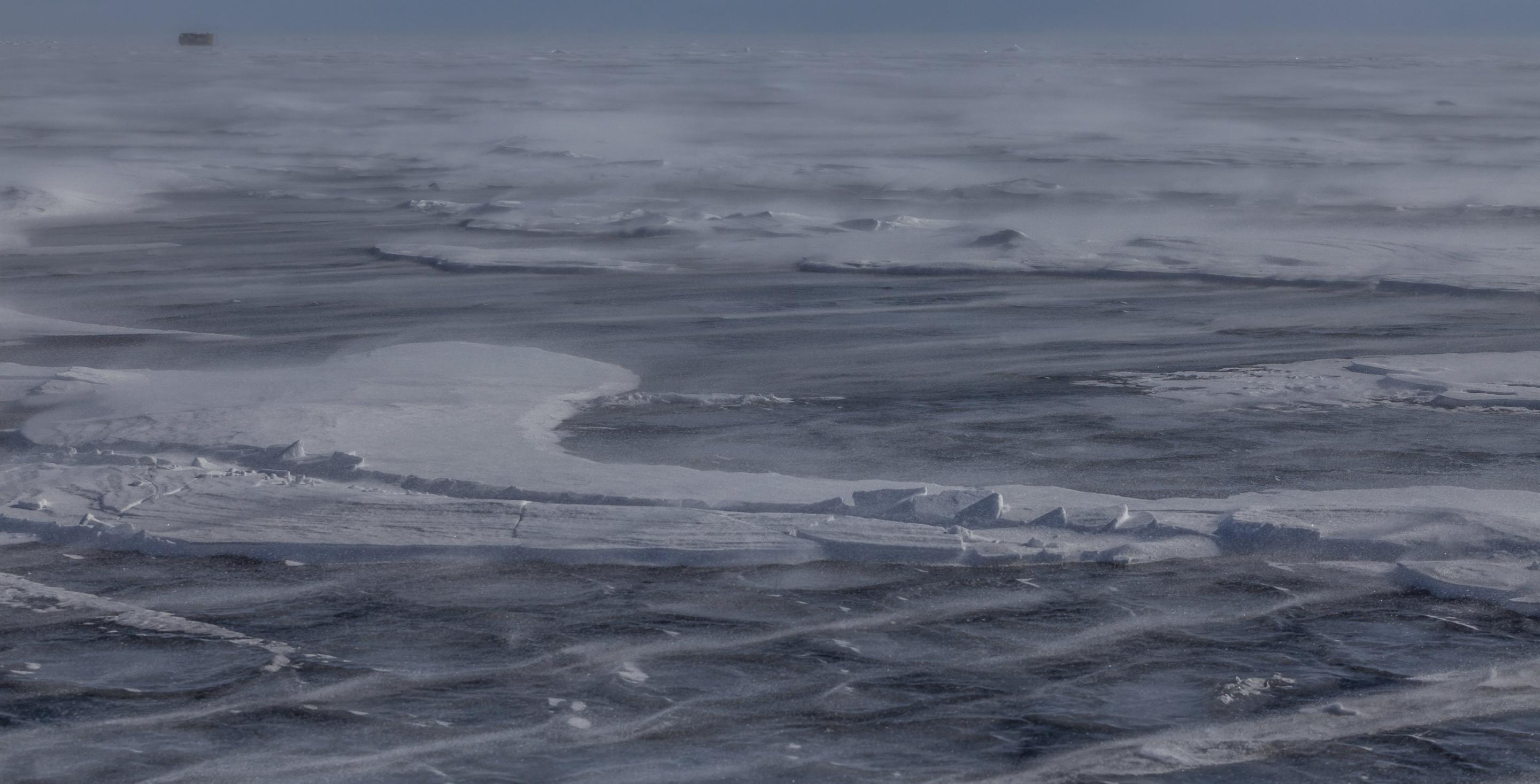 Détails de la neige sur la glace du lac Baïkal en Sibérie. Le vent souffle fort et sculpte aussi bien la neige que la glace. Lac Baïkal - Sibérie - Russie