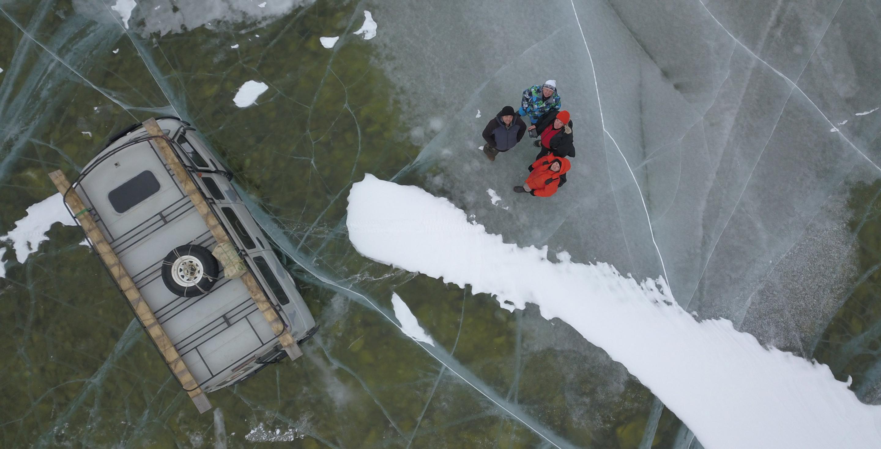 Les UAZ, ces véhicules russes transportent les toursites et les locaux sur la glace du Lac Baïkal - Sibérie - Russie