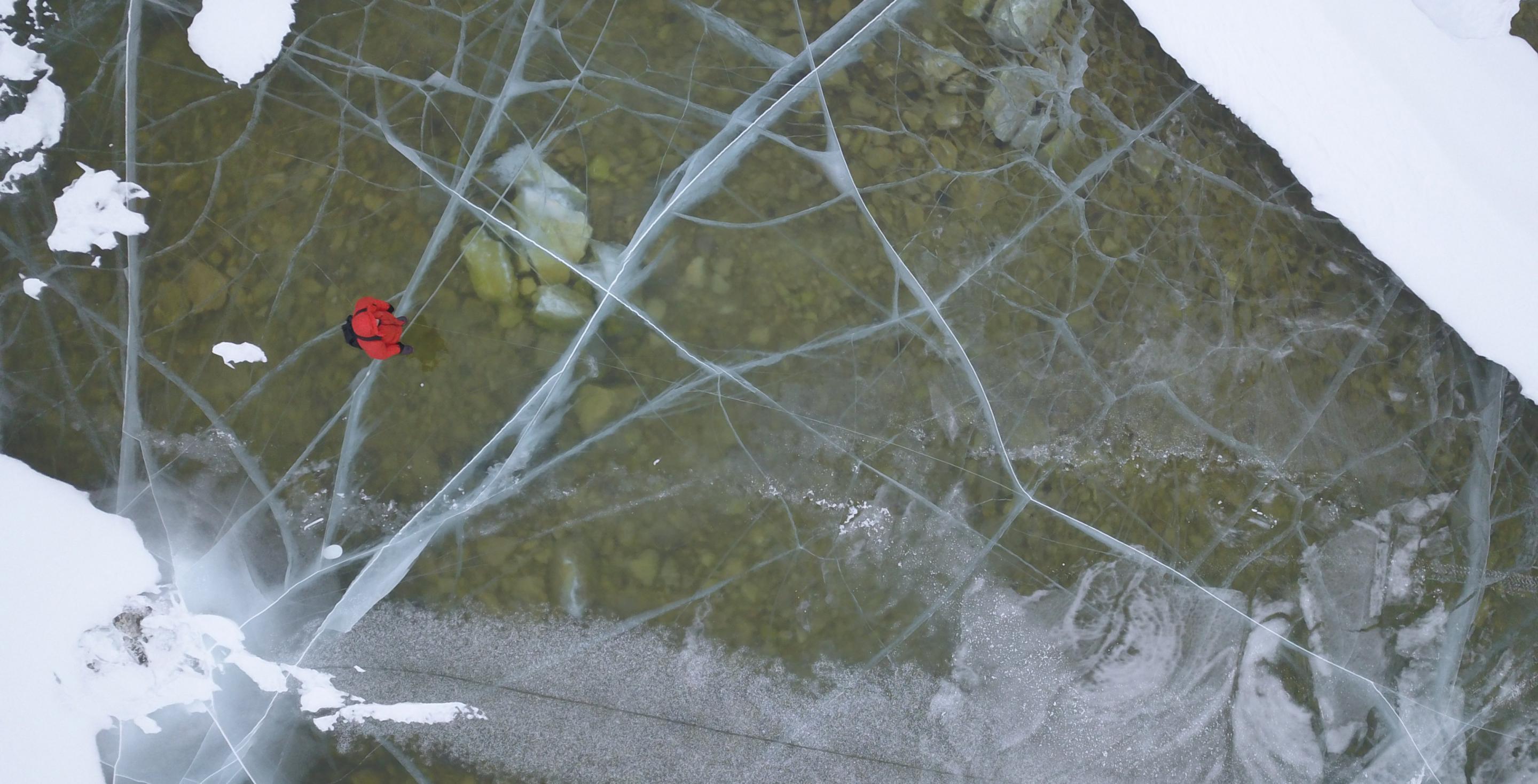 La glace peut être particulièrement transparente. La sensation de marcher sur l'eau peut parfois être déstabilisante. Lac Baïkal - Sibérie - Russie