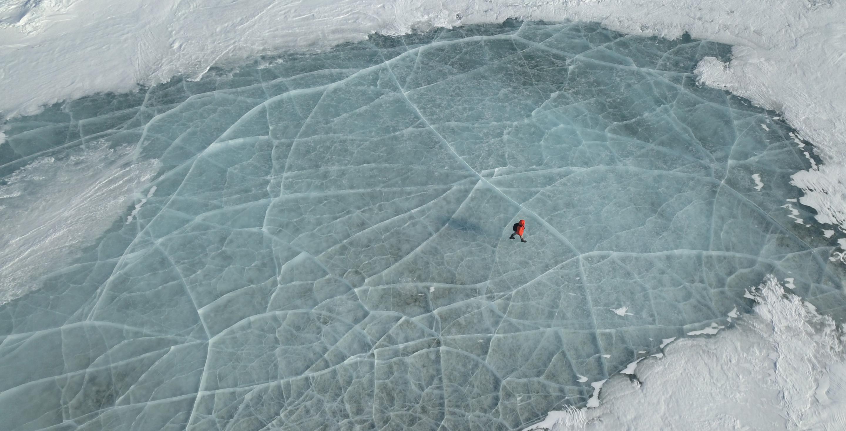 La glace n'est pas homogène et peut &#34;emprisonner&#34; de la neige ou des couches successives de glace qui offrent alors des mosaïques étonnantes. Le drone permet un point de vue inédit. Lac Baïkal - Sibérie - Russie