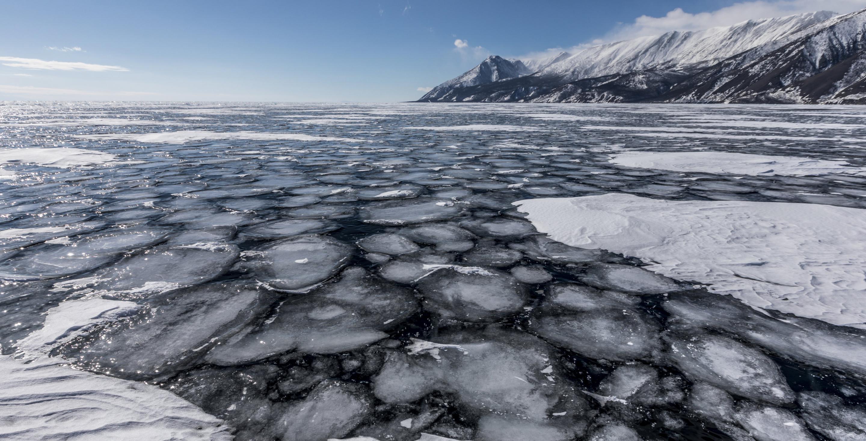 Les formes proposées par la glace sont multiples. Lac Baïkal - Sibérie - Russie