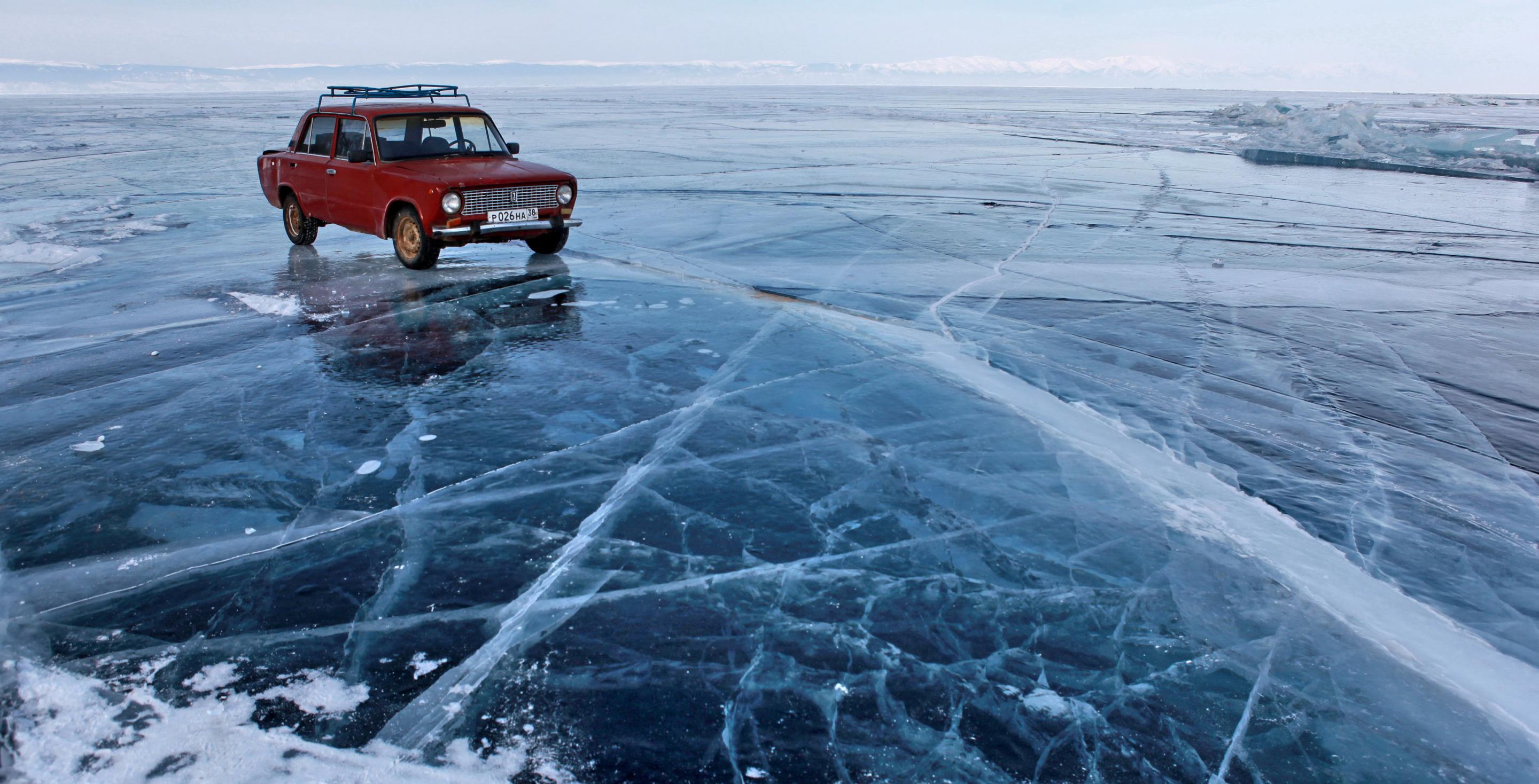 Aussi inattendu, qu'insolite, cette Lada stationne sur la glace du Baïkal en attendant son conducteur - Sibérie - Russie
