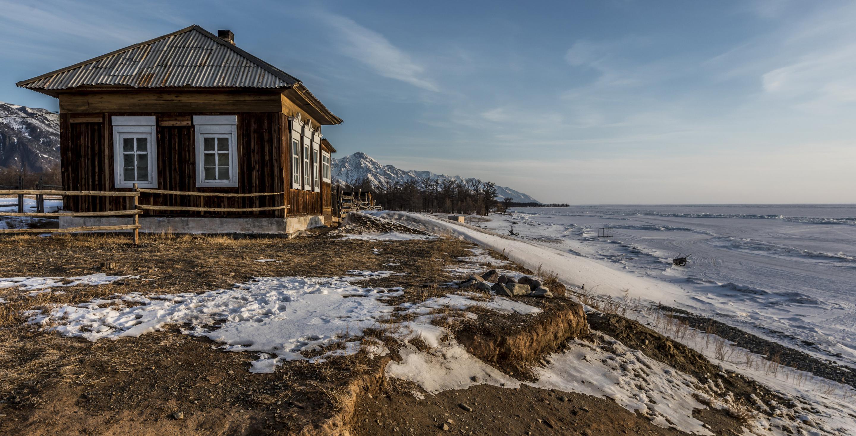 La station météo Solnetchnaia (''ensoleillée'') face à la &#34;grande mer&#34;. Lac Baïkal - Sibérie - Russie