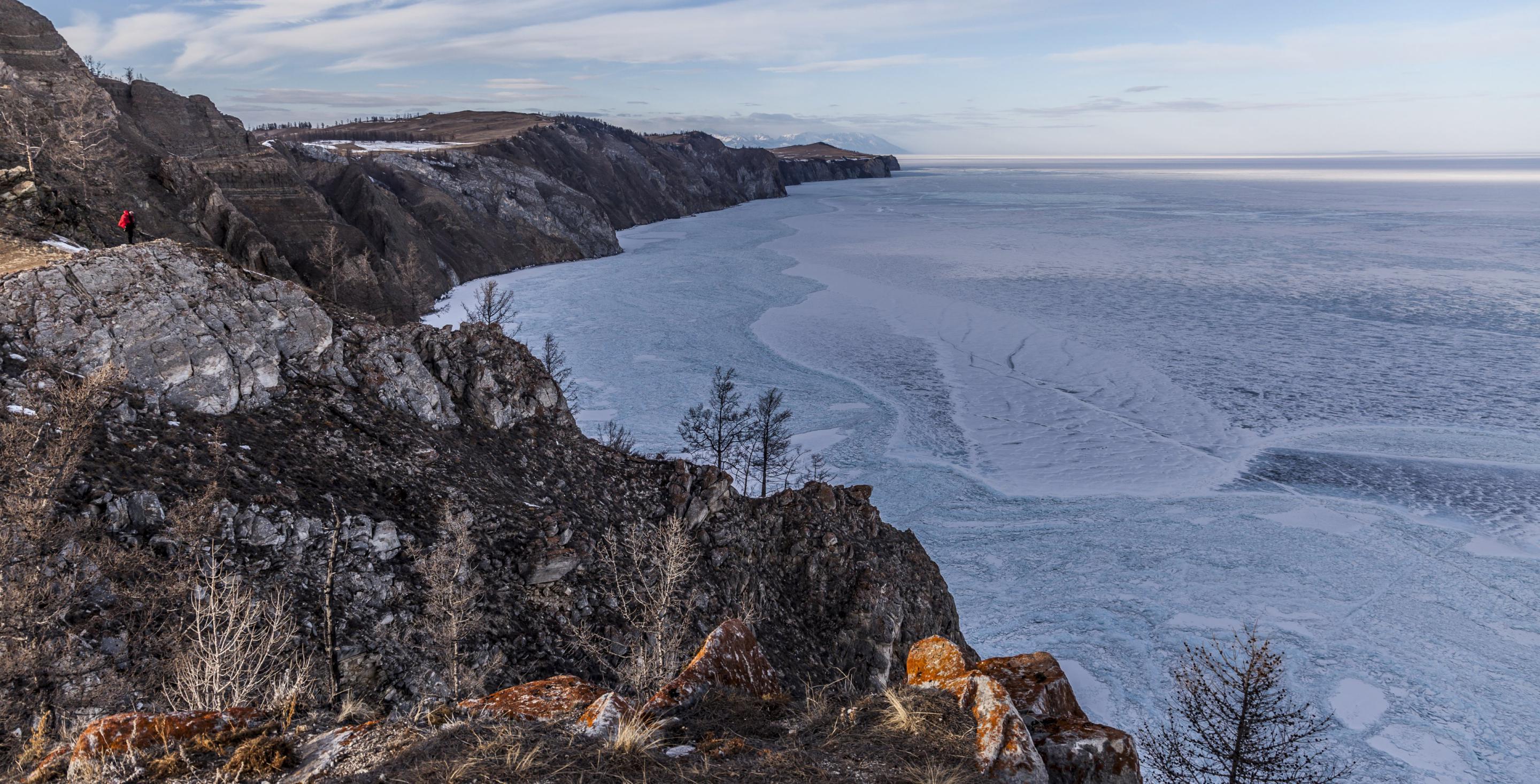 Paysage grandiose sur la &#34;grande mer&#34; depuis le sommet de l'ïle d'Olkhon. La largeur varie de 24 à 79 km. Lac Baïkal - Sibérie - Russie