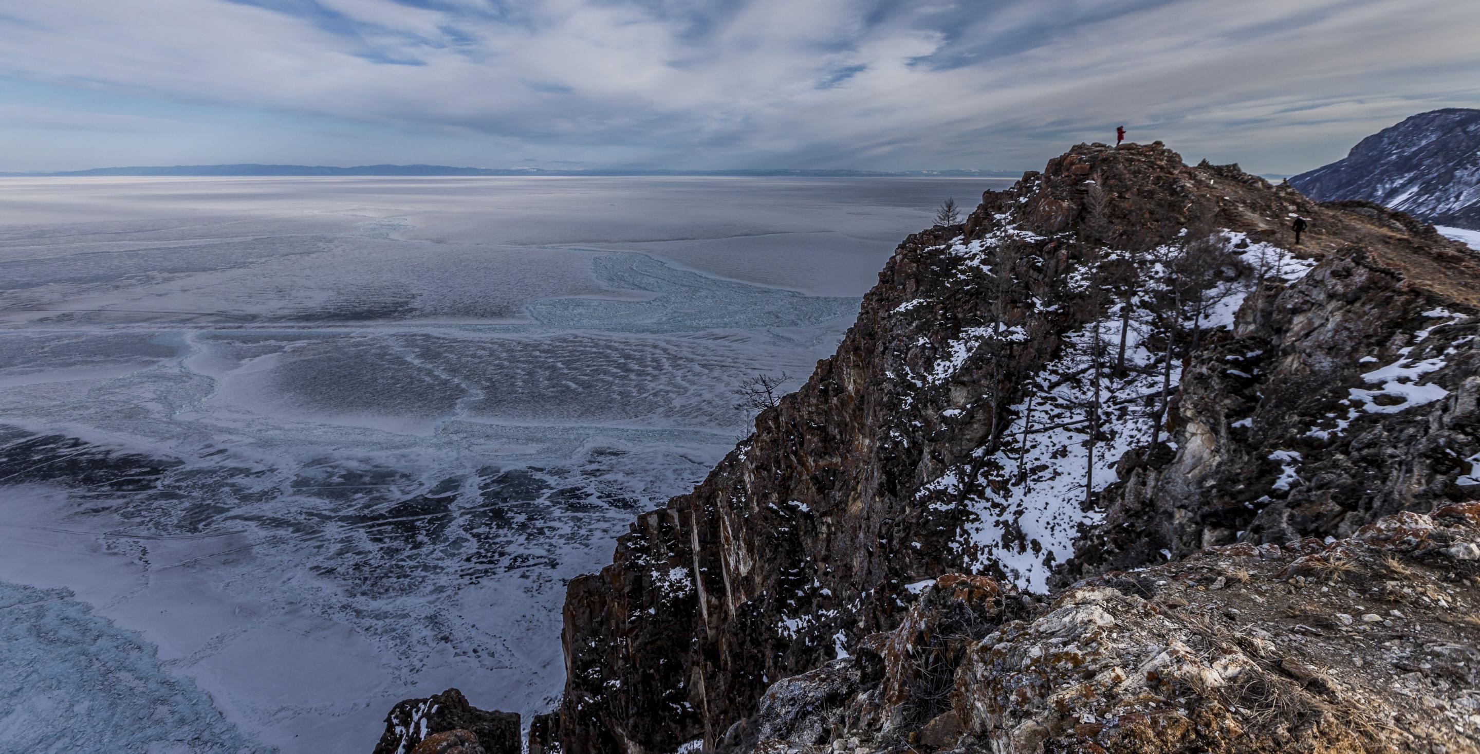 Paysage grandiose sur la &#34;grande mer&#34; depuis le sommet de l'ïle d'Olkhon. La largeur varie de 24 à 79 km. Lac Baïkal - Sibérie - Russie