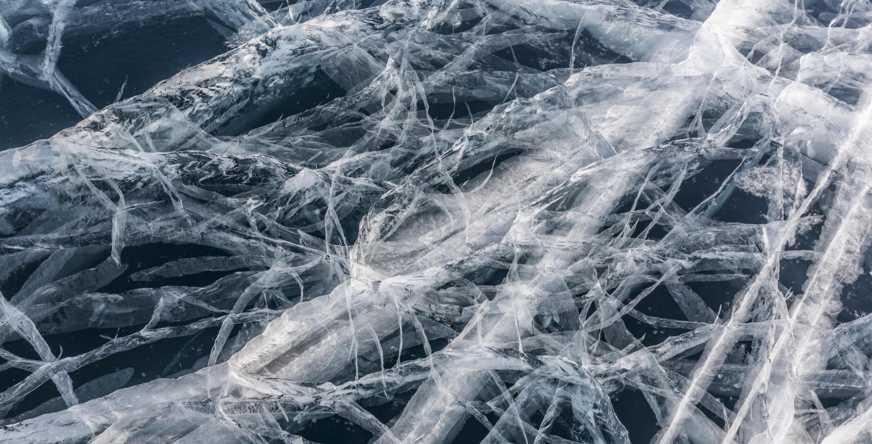 Ces voiles dans la glace permettent de se rendre compte de l'épaisseur. Lac Baïkal - Sibérie - Russie
