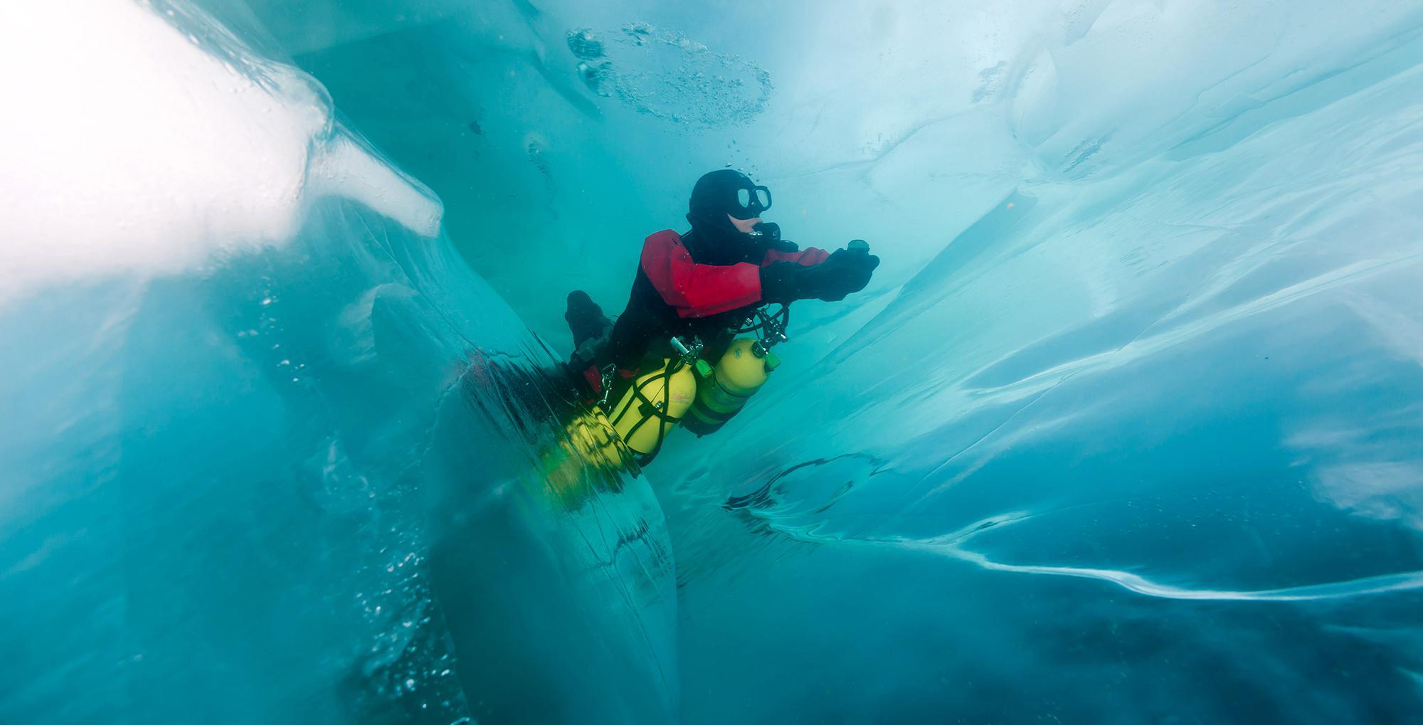 Le plongeur est bien dans l'eau, entouré d'énormes blocs de glace ! Une plongée magique dans un milieu parfaitement solide… La glace est partout et nous nous faufilons entre les blocs de glace comme dans un labyrinthe de la foire du trône. Lac Baïkal - Sibérie – Russie