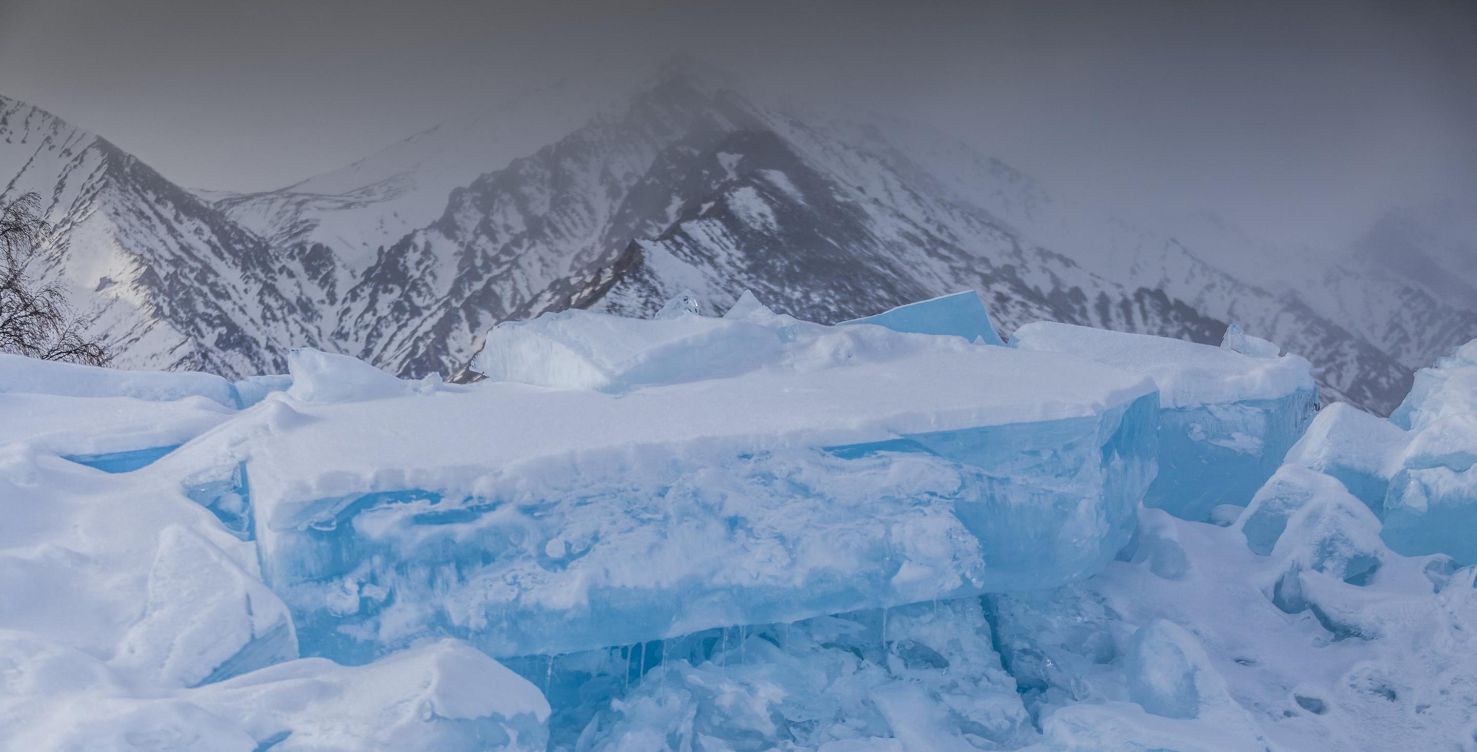 Sous et sur la surface les énormes blocs de glace permettent de se rendre compte de la puissance des éléments. Il est interdit de circuler la nuit sur le lac, on comprend pourquoi. Lac Baïkal - Sibérie – Russie