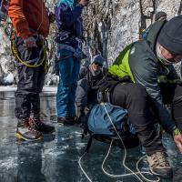 De plus en plus de touristes du monde entier viennent ici découvrir un autre univers. Cette fois c’est le patin à glace en autonomie sur une semaine autour de l'Ile d'Olkhon. Lac Baïkal - Sibérie – Russie