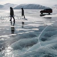 La glace peut atteindre plus de 1,50 m d'épaisseur permettant aux véhicules de rejoindre les villages isolés. Lac Baïkal - Sibérie – Russie