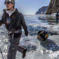 De plus en plus de touristes du monde entier viennent ici découvrir un autre univers. Cette fois c’est le patin à glace en autonomie sur une semaine autour de l'Ile d'Olkhon. Lac Baïkal - Sibérie - Russie