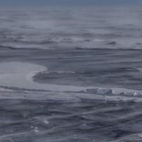 Détails de la neige sur la glace du lac Baïkal en Sibérie. Le vent souffle fort et sculpte aussi bien la neige que la glace. Lac Baïkal - Sibérie – Russie