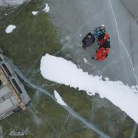 Les UAZ, ces véhicules russes transportent les toursites et les locaux sur la glace du Lac Baïkal - Sibérie – Russie