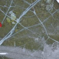 La glace peut être particulièrement transparente malgré l'épaisseur. La sensation de marcher sur l'eau peut parfois être déstabilisante. Lac Baïkal - Sibérie – Russie