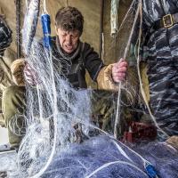 L’omoul (Coregonus migratorius) est l’une des principales ressources alimentaires pour les riverains du lac. Sa pêche hivernale se réalise sous une tente chauffée par un poêle à bois. Lac Baïkal - Sibérie – Russie