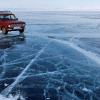 Aussi inattendu, qu'insolite, cette Lada stationne sur la glace du Baïkal en attendant son conducteur - Sibérie – Russie