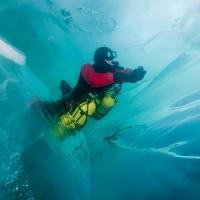 Le plongeur est bien dans l'eau, entouré d'énormes blocs de glace ! Une plongée magique dans un milieu parfaitement solide… La glace est partout et nous nous faufilons entre les blocs de glace comme dans un labyrinthe de la foire du trône. Lac Baïkal - Sibérie – Russie