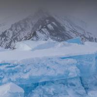 Sous et sur la surface les énormes blocs de glace permettent de se rendre compte de la puissance des éléments. Il est interdit de circuler la nuit sur le lac, on comprend pourquoi. Lac Baïkal - Sibérie – Russie
