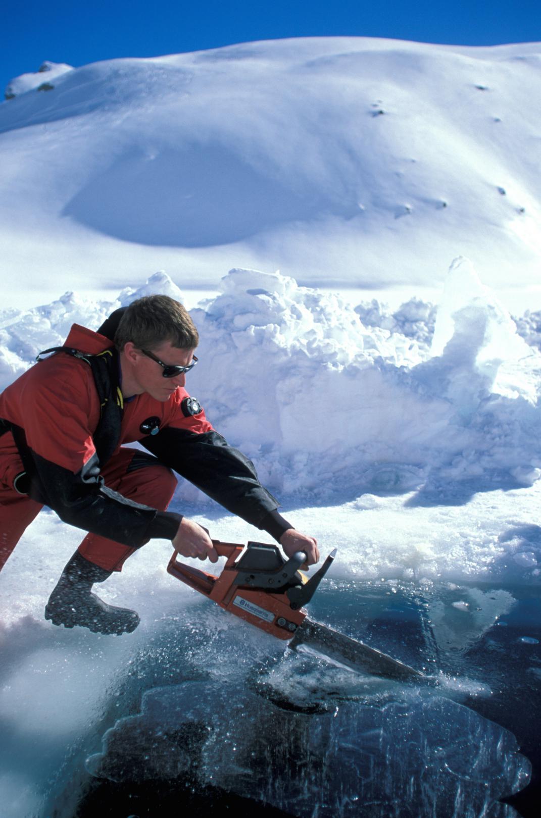 Préparation pour la plongée sous glace au lac Sainte Anne au dessus de Ceillac dans le Queyras, à 2409 mètres -Hautes-Alpes -  France