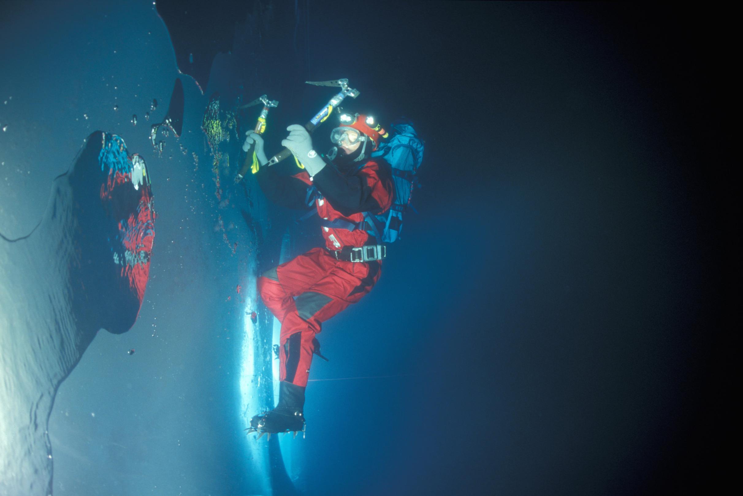 Image spéctaculaire d'un plongeur sous glace au lac Sainte Anne au dessus de Ceillac dans le Queyras, à 2409 mètres - Hautes-Alpes - France