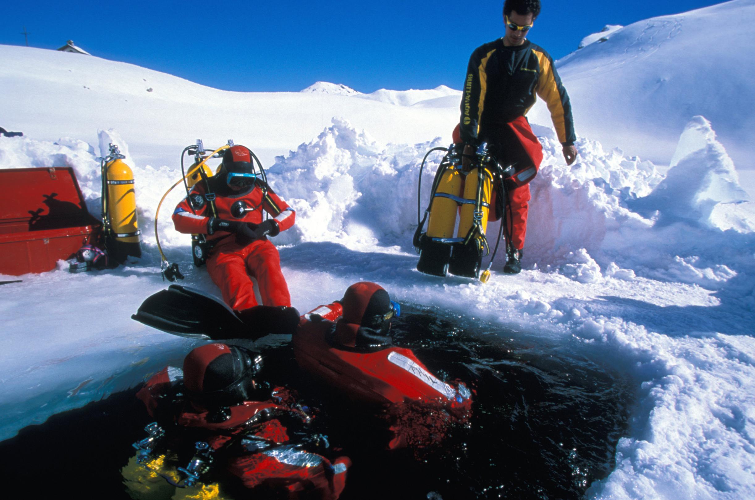 Préparation pour la plongée sous glace au lac Sainte Anne au dessus de Ceillac dans le Queyras, à 2409 mètres -Hautes-Alpes - France