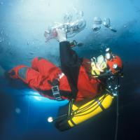 Plongée sous glace au lac Sainte Anne au dessus de Ceillac dans le Queyras, à 2409 mètres – France