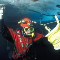 Plongée sous glace au lac Sainte Anne au dessus de Ceillac dans le Queyras, à 2409 mètres – France