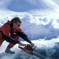 Préparation pour la plongée sous glace au lac Sainte Anne au-dessus de Ceillac dans le Queyras, à 2409 mètres -Hautes-Alpes - France