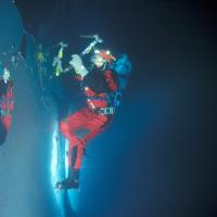 Image spectaculaire d'un plongeur sous glace au lac Sainte Anne au-dessus de Ceillac dans le Queyras, à 2409 mètres - Hautes-Alpes – France