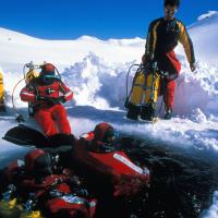 Préparation pour la plongée sous glace au lac Sainte Anne au desus de Ceillac dans le Queyras, à 2409 mètres -Hautes-Alpes – France